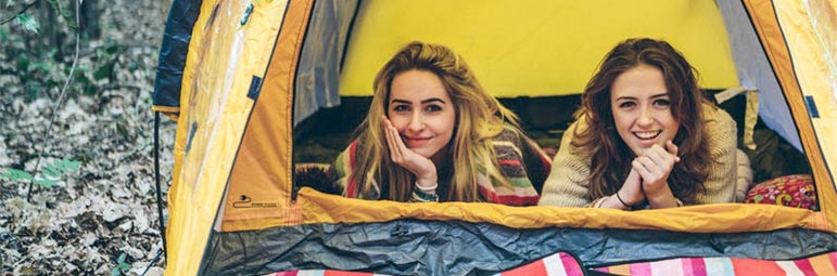 devojke u satoru i vreci za spavanje