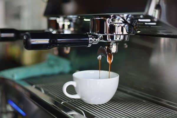 espreso mašina i šoljica kafe